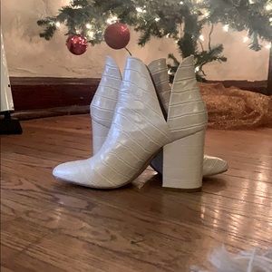 Steve Madden white snakeskin booties size 7